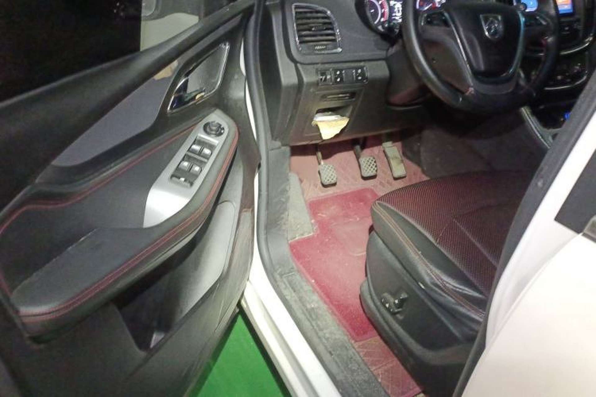 Used Baojun 560 2016 1.5T Manual Luxury Model Interior 3