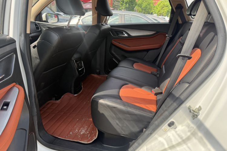 Used Baojun 560 2016 1.8L iAMT Elite Edition Interior 3