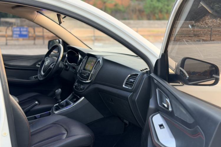Used Baojun 560 2016 1.8L Manual Luxury Edition Interior 5