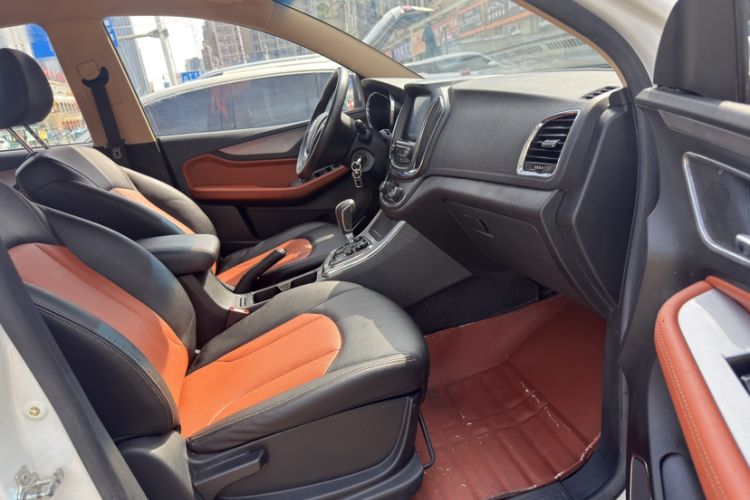 Used Baojun 560 2016 1.8L iAMT Elite Edition Interior 5