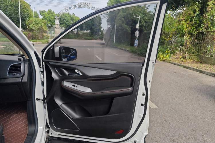 Used Baojun 560 2016 1.8L iAMT Luxury Model Interior 5