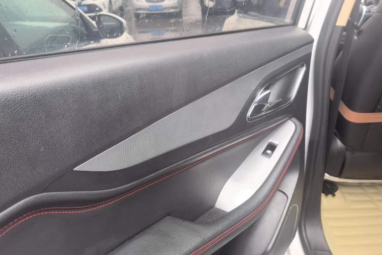Used Baojun 560 2016 1.8L Manual Luxury Edition Interior 6