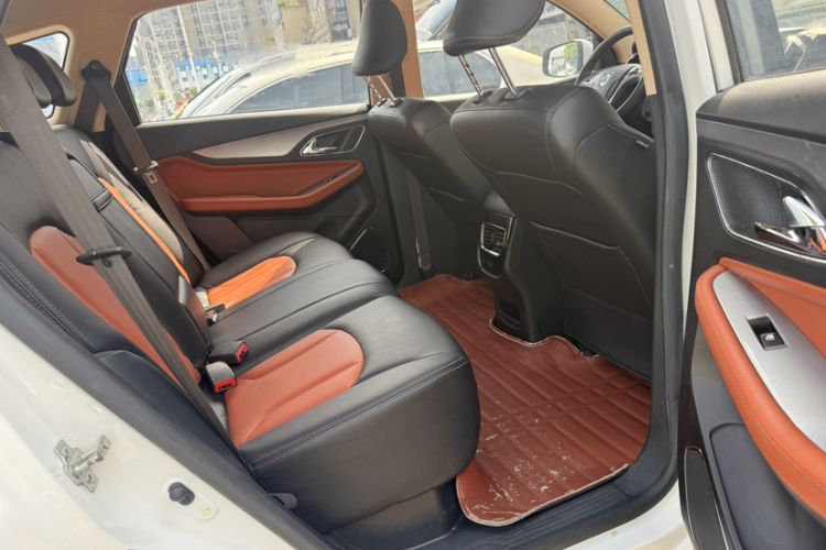 Used Baojun 560 2016 1.8L iAMT Elite Edition Interior 6