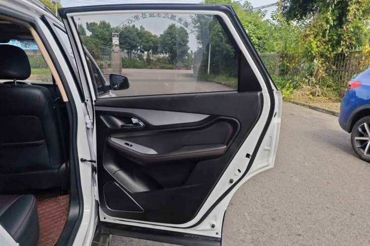 Used Baojun 560 2016 1.8L iAMT Luxury Model Interior 6