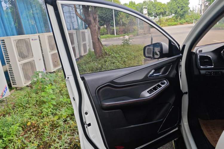 Used Baojun 560 2016 1.8L iAMT Luxury Model Interior 7