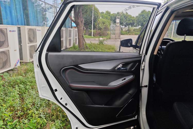 Used Baojun 560 2016 1.8L iAMT Luxury Model Interior 8