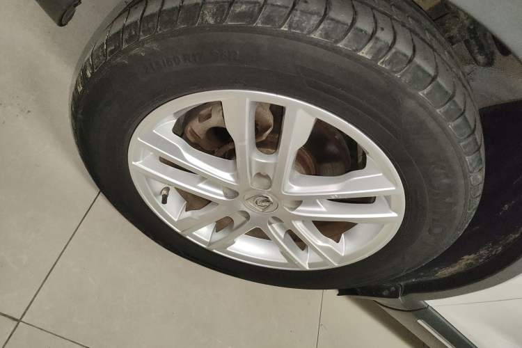 Used Baojun 560 2016 1.5T Manual Comfort Edition Left Front Wheel Hub