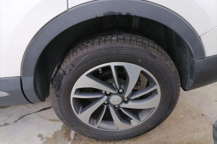 Used Baojun 560 2016 1.5T Manual Luxury Model Left Rear Wheel Hub