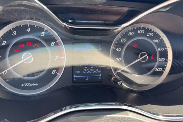 Used Baojun 560 2016 1.5T Manual Comfort Edition Odometer Close Up