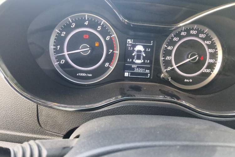 Used Baojun 560 2016 1.5T Manual Luxury Model Odometer Close Up