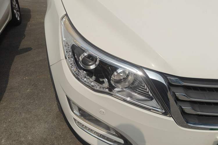 Used Baojun 560 2016 1.5T Manual Luxury Model Right Front Headlight