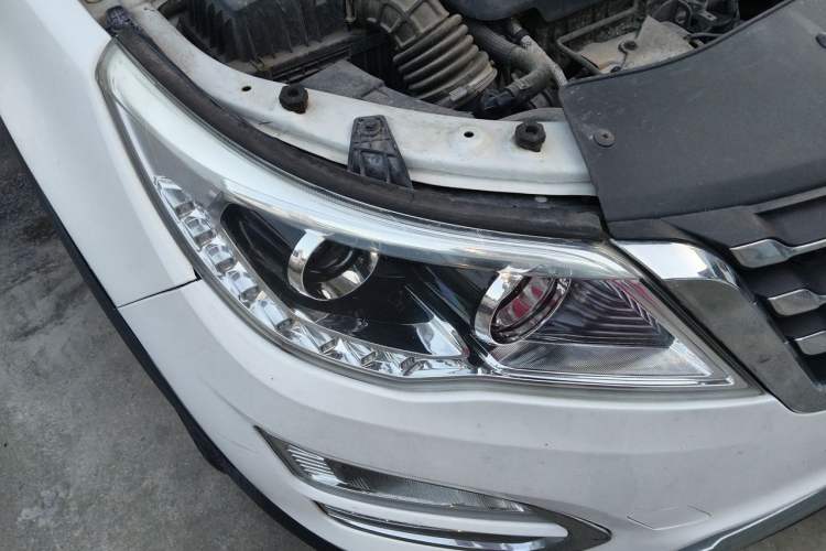 Used Baojun 560 2016 1.5T Manual Comfort Edition Right Front Headlight