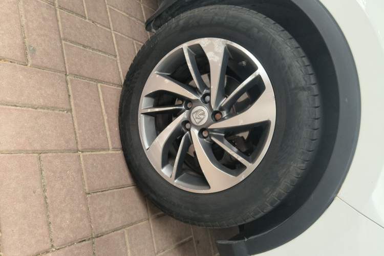 Used Baojun 560 2016 1.5T Manual Luxury Model Right Front Wheel Hub