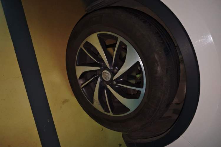 Used Baojun 560 2016 1.8L Manual Luxury Edition Right Front Wheel Hub
