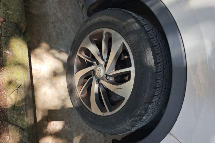 Used Baojun 560 2016 1.5T Manual Luxury Model Right Front Wheel Hub