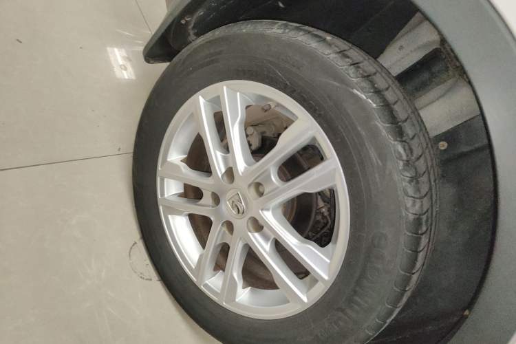 Used Baojun 560 2016 1.5T Manual Comfort Edition Right Rear Wheel Hub