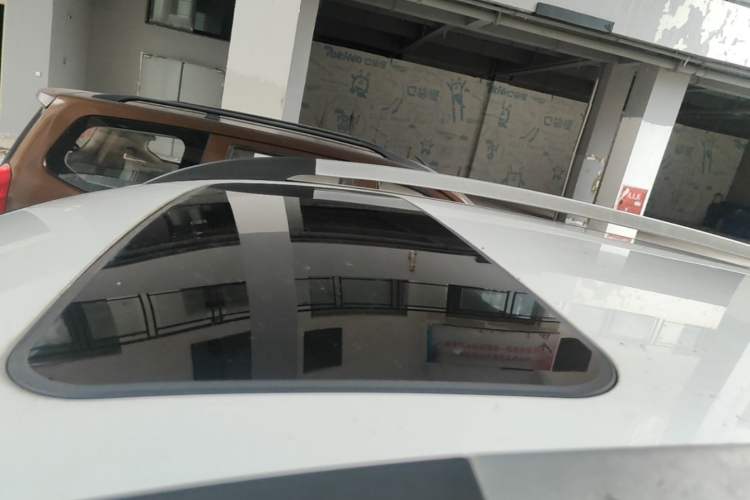 Used Baojun 560 2016 1.8L iAMT Luxury Model Roof