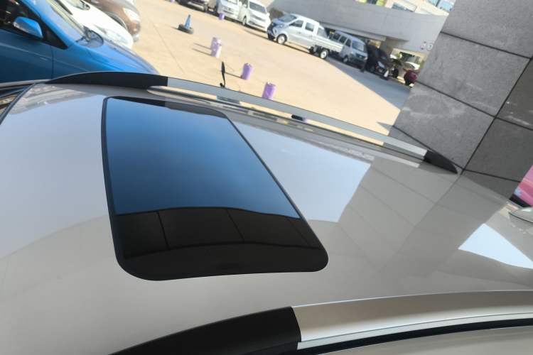 Used Baojun 560 2016 1.8L iAMT Luxury Model Roof