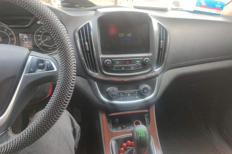 Used Baojun 560 2017 Rhythmic Edition 1.5T Manual Enjoyment Model Audio And AC Panel