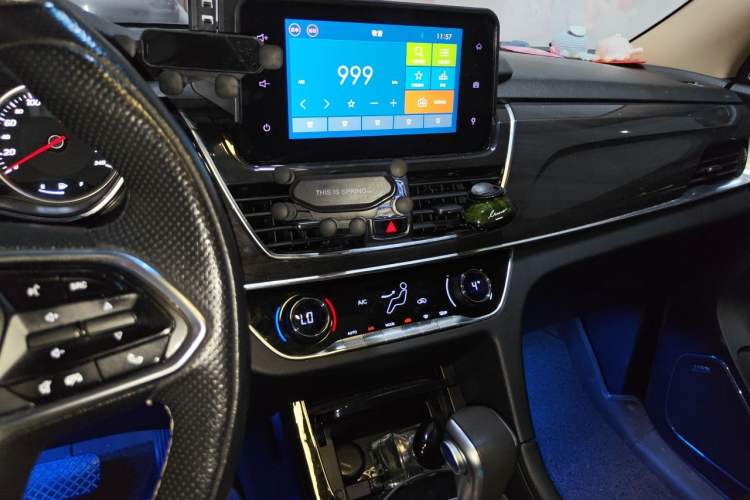 Used Baojun 560 2017 1.5T DCT Flagship Model 7 Seats Audio And AC Panel