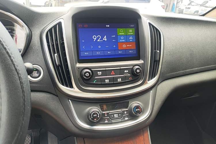 Used Baojun 560 2017 Rhythmic Edition 1.8L iAMT Prestige Model Audio And AC Panel