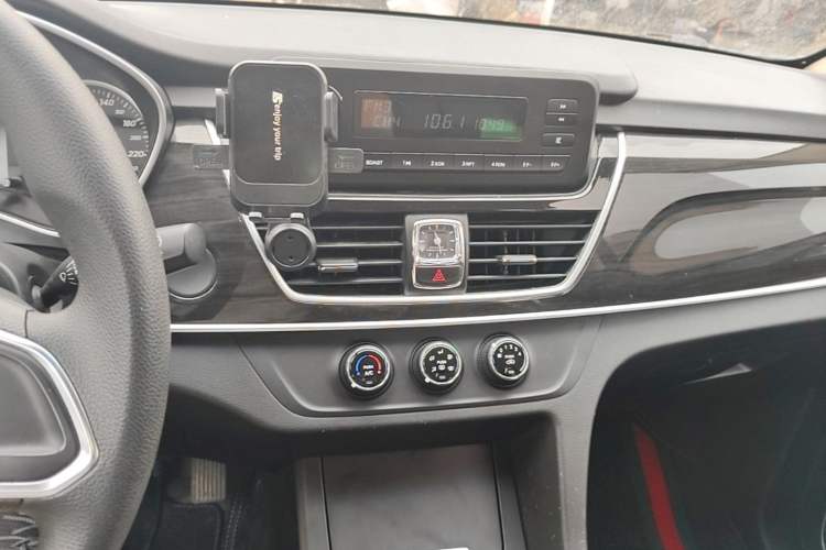 Used Baojun 560 2017 1.5T Manual Comfort Version 7 Seats Audio And AC Panel