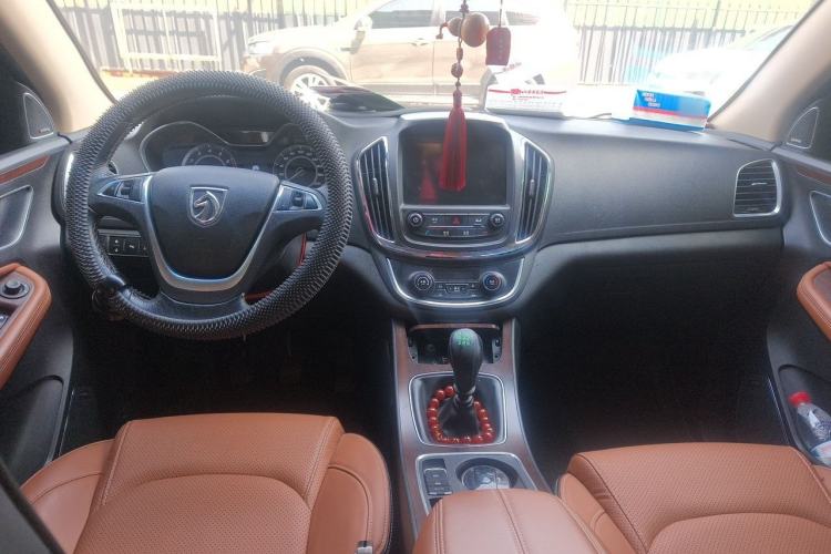 Used Baojun 560 2017 Rhythmic Edition 1.5T Manual Enjoyment Model Center Console