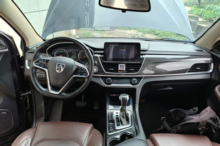 Used Baojun 560 2017 1.5T DCT Flagship Model Center Console