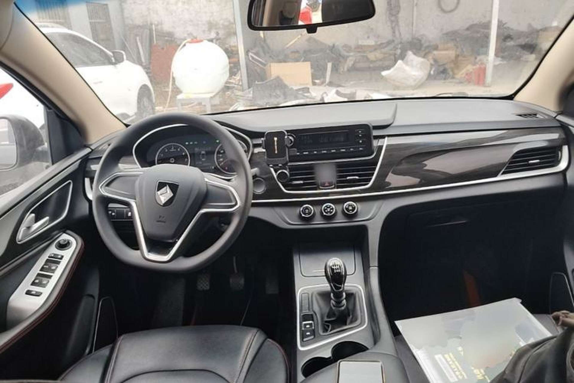 Used Baojun 560 2017 1.5T Manual Comfort Version 7 Seats Center Console