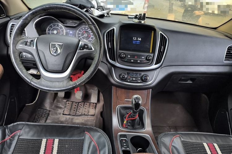 Used Baojun 560 2017 Rhythmic Edition 1.5T Manual Premium Model Center Console