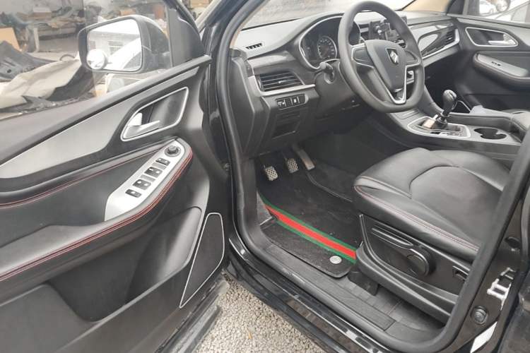 Used Baojun 560 2017 1.5T Manual Comfort Version 7 Seats Driver Seat