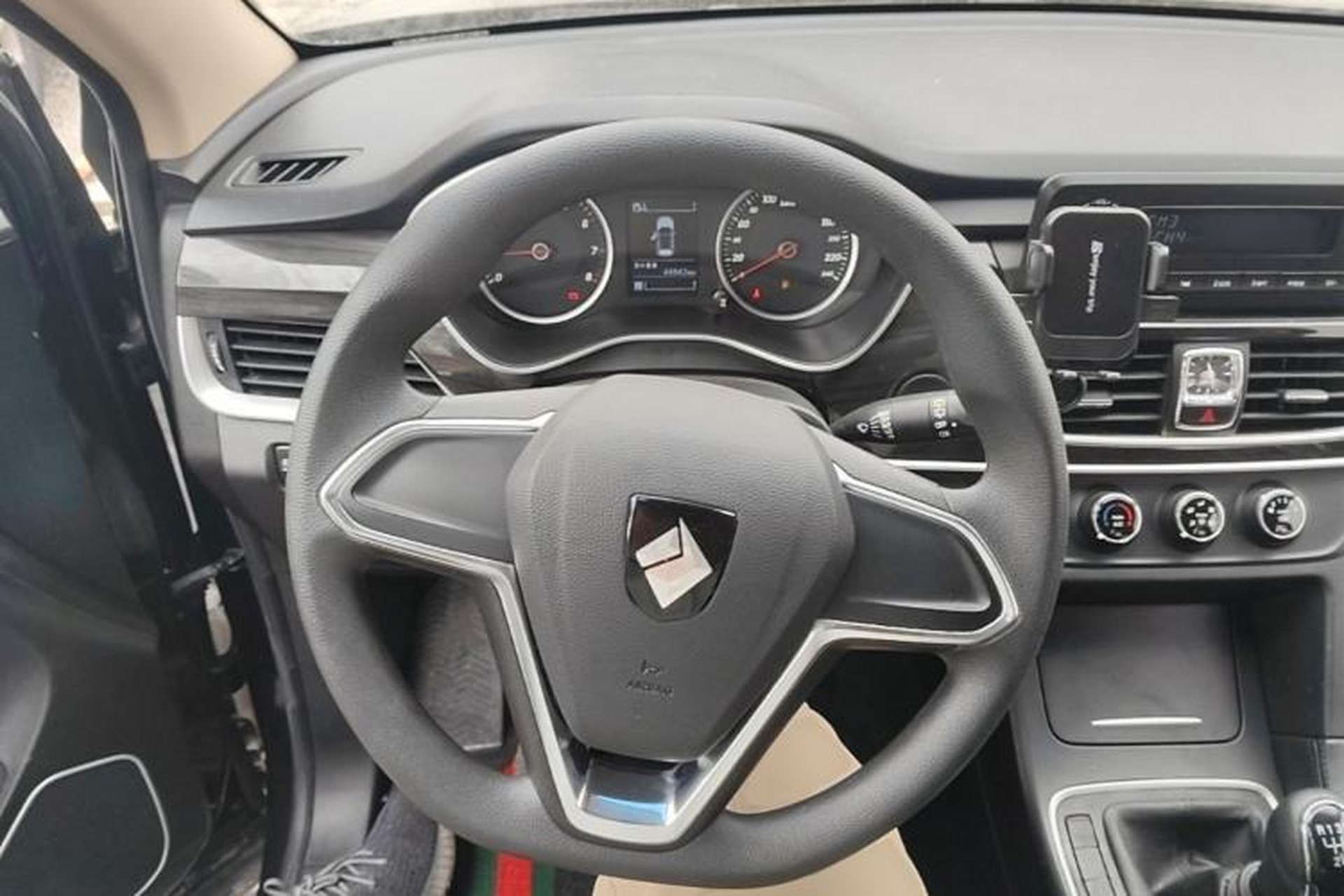 Used Baojun 560 2017 1.5T Manual Comfort Version 7 Seats Steering Wheel