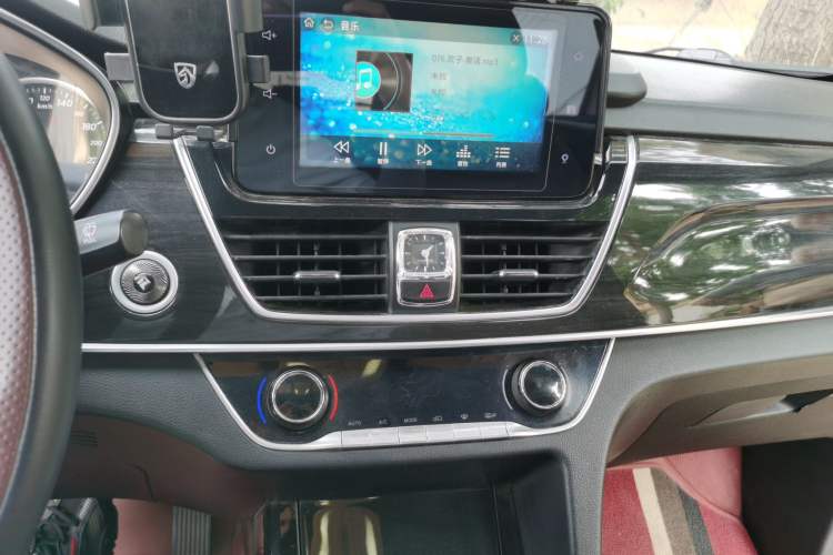 Used Baojun 560 2017 1.5T DCT Flagship Model Audio And AC Panel