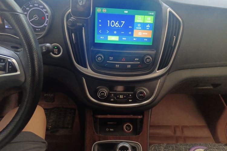 Used Baojun 560 2017 Rhythmic Edition 1.5T Manual Premium Model Audio And AC Panel