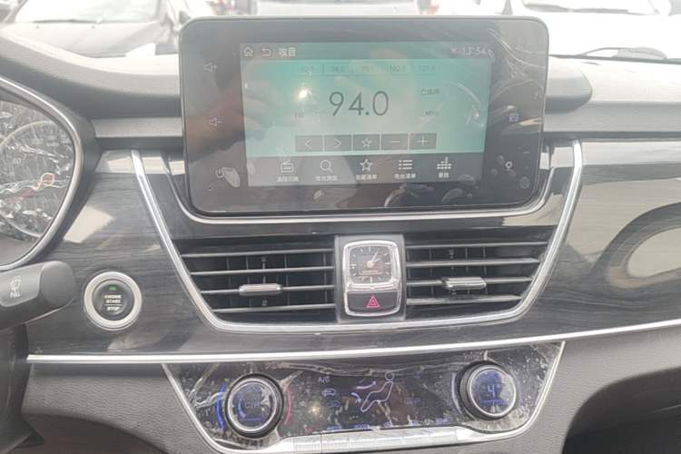 Used Baojun 560 2017 1.5T DCT Prestige Edition Audio And AC Panel