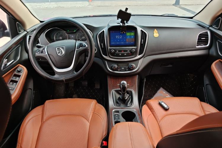 Used Baojun 560 2017 Rhythmic Edition 1.5T Manual Premium Model Center Console