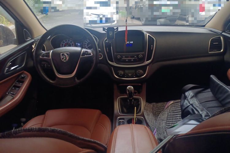 Used Baojun 560 2017 Rhythmic Edition 1.5T Manual Premium Model Center Console