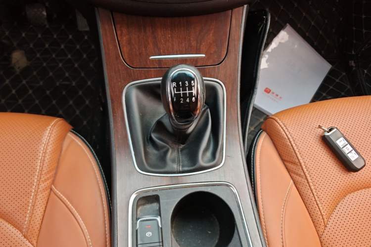 Used Baojun 560 2017 Rhythmic Edition 1.5T Manual Premium Model Gear Lever