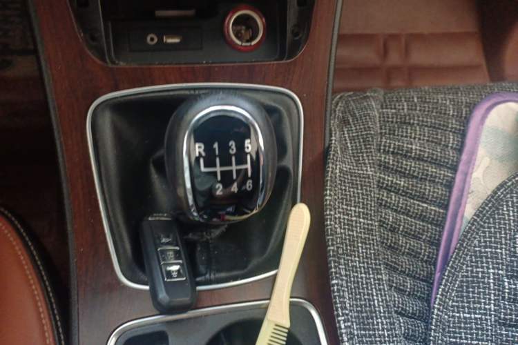 Used Baojun 560 2017 Rhythmic Edition 1.5T Manual Premium Model Gear Lever