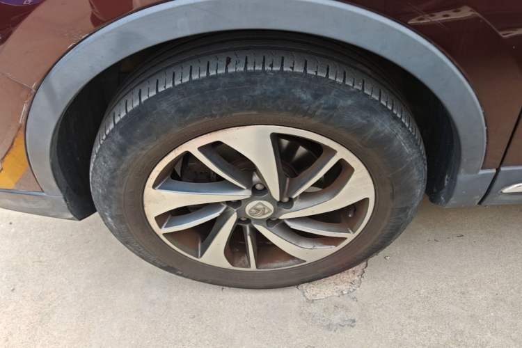 Used Baojun 560 2017 Rhythmic Edition 1.5T Manual Premium Model Left Front Wheel Hub