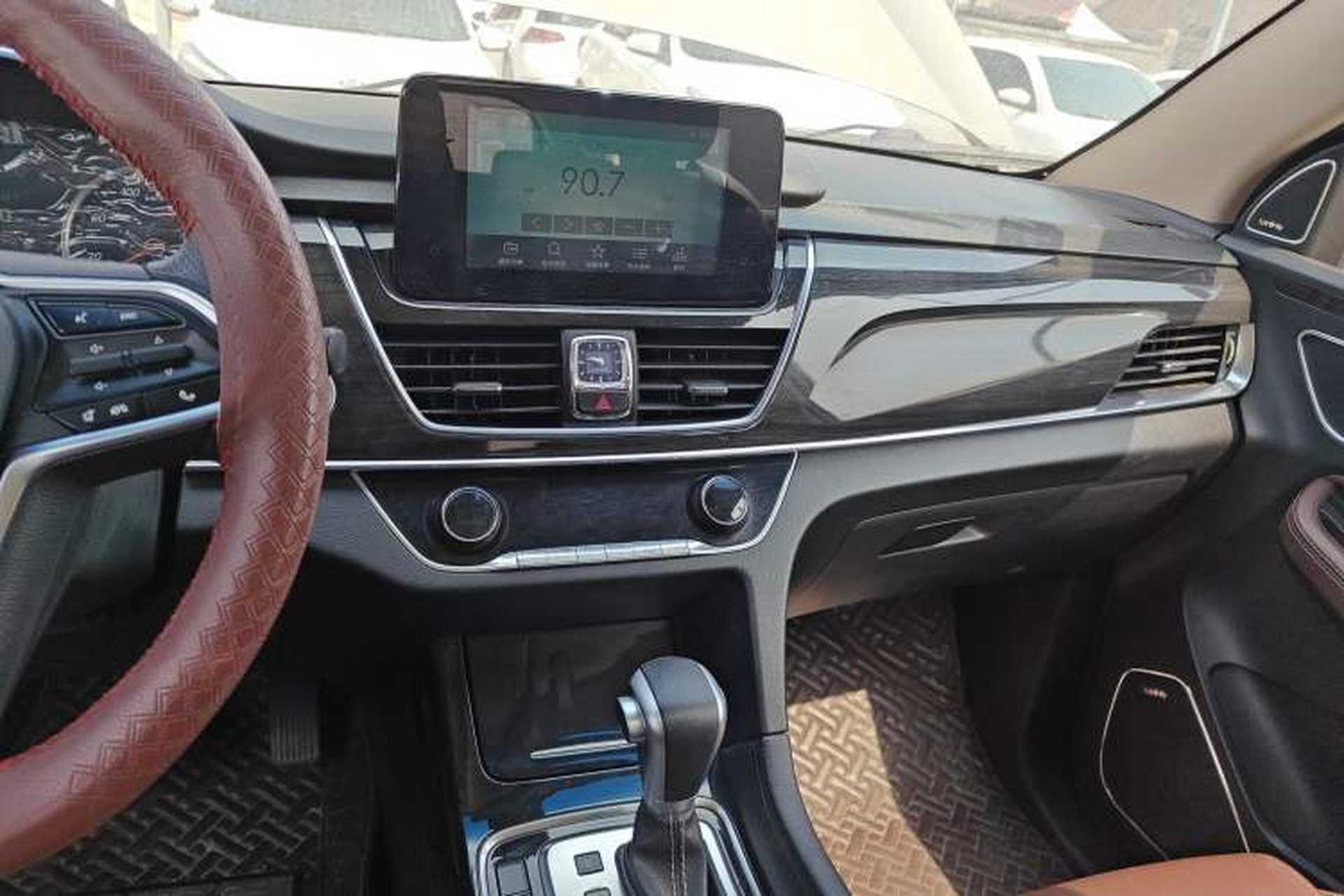 Used Baojun 560 2017 1.5T DCT Flagship Model 7 Seats Audio And AC Panel
