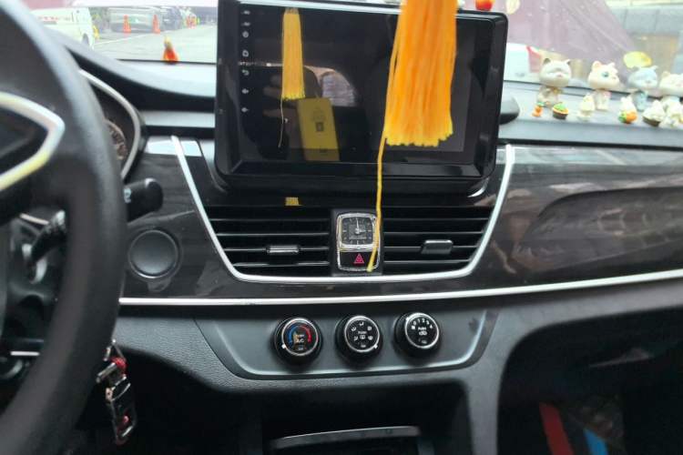 Used Baojun 560 2017 1.5T Manual Comfort Version 7 Seats Audio And AC Panel