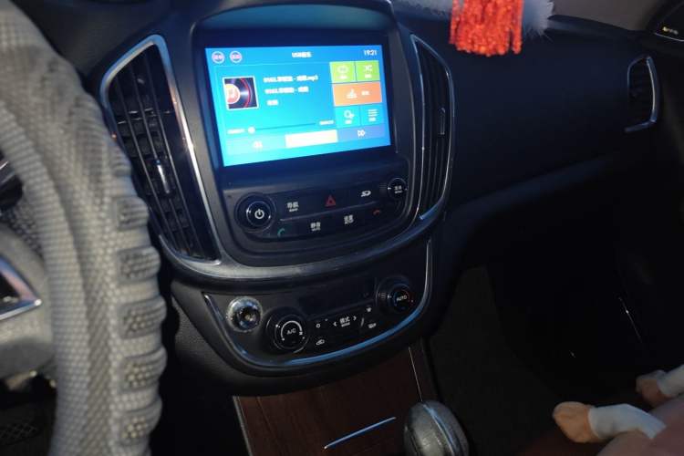 Used Baojun 560 2017 Rhythmic Edition 1.8L iAMT Prestige Model Audio And AC Panel