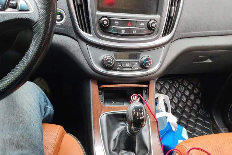 Used Baojun 560 2017 Rhythmic Edition 1.5T Manual Premium Model Audio And AC Panel