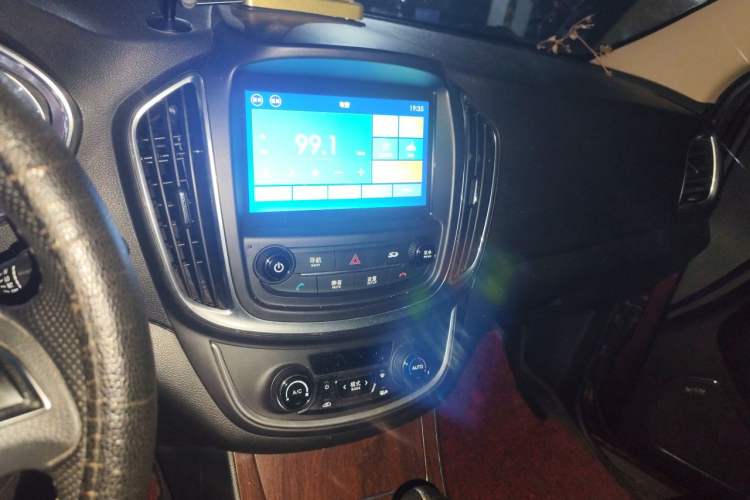 Used Baojun 560 2017 Rhythmic Edition 1.8L iAMT Prestige Model Audio And AC Panel