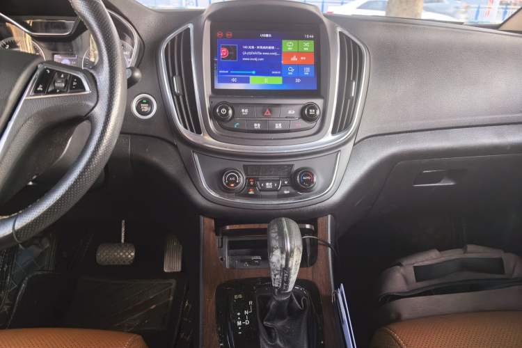 Used Baojun 560 2017 Rhythmic Edition 1.8L iAMT Prestige Model Audio And AC Panel