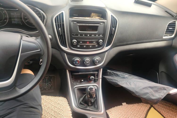 Used Baojun 560 2017 Rhythmic Edition 1.5T Manual Enjoyment Model Audio And AC Panel