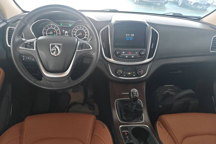 Used Baojun 560 2017 Rhythmic Edition 1.5T Manual Premium Model Center Console