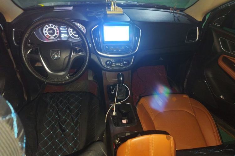 Used Baojun 560 2017 Rhythmic Edition 1.8L iAMT Prestige Model Center Console