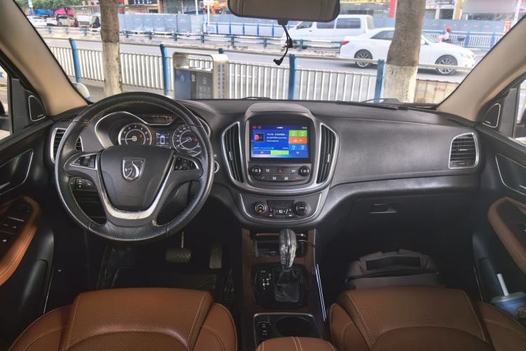 Used Baojun 560 2017 Rhythmic Edition 1.8L iAMT Prestige Model Center Console